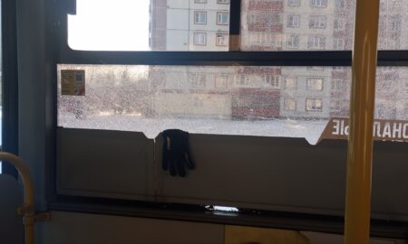 Стекло в автобусе