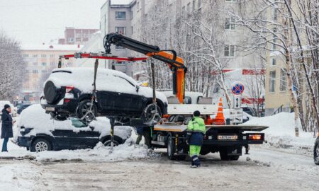 эвакуатор забирает авто