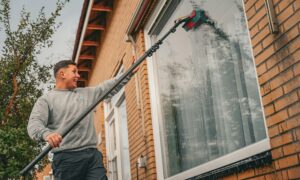 Мужчина моет окна