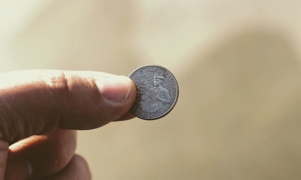 Держит монетку