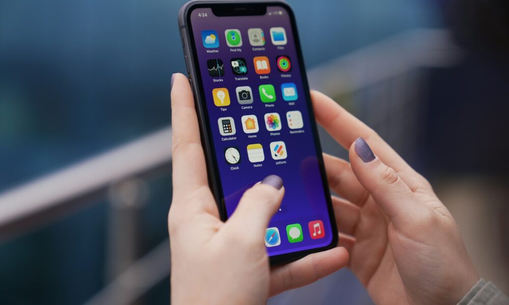 Девушка с телефоном