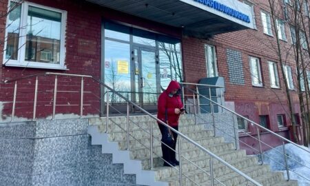 Женщина на крыльце поликлиники