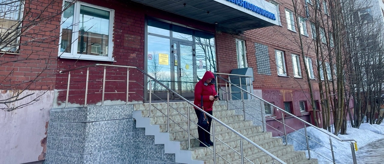 Женщина на крыльце поликлиники