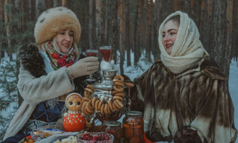 Две девушки пьют чай зимой