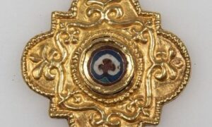 Кулон в виде четырехлистника