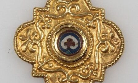 Кулон в виде четырехлистника