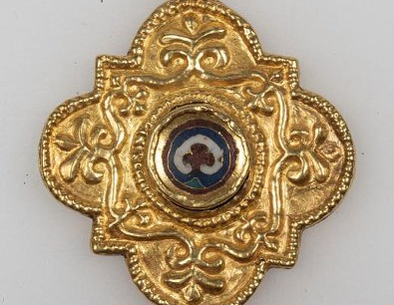 Кулон в виде четырехлистника