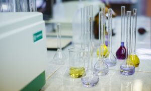 Колбы стоят на столе