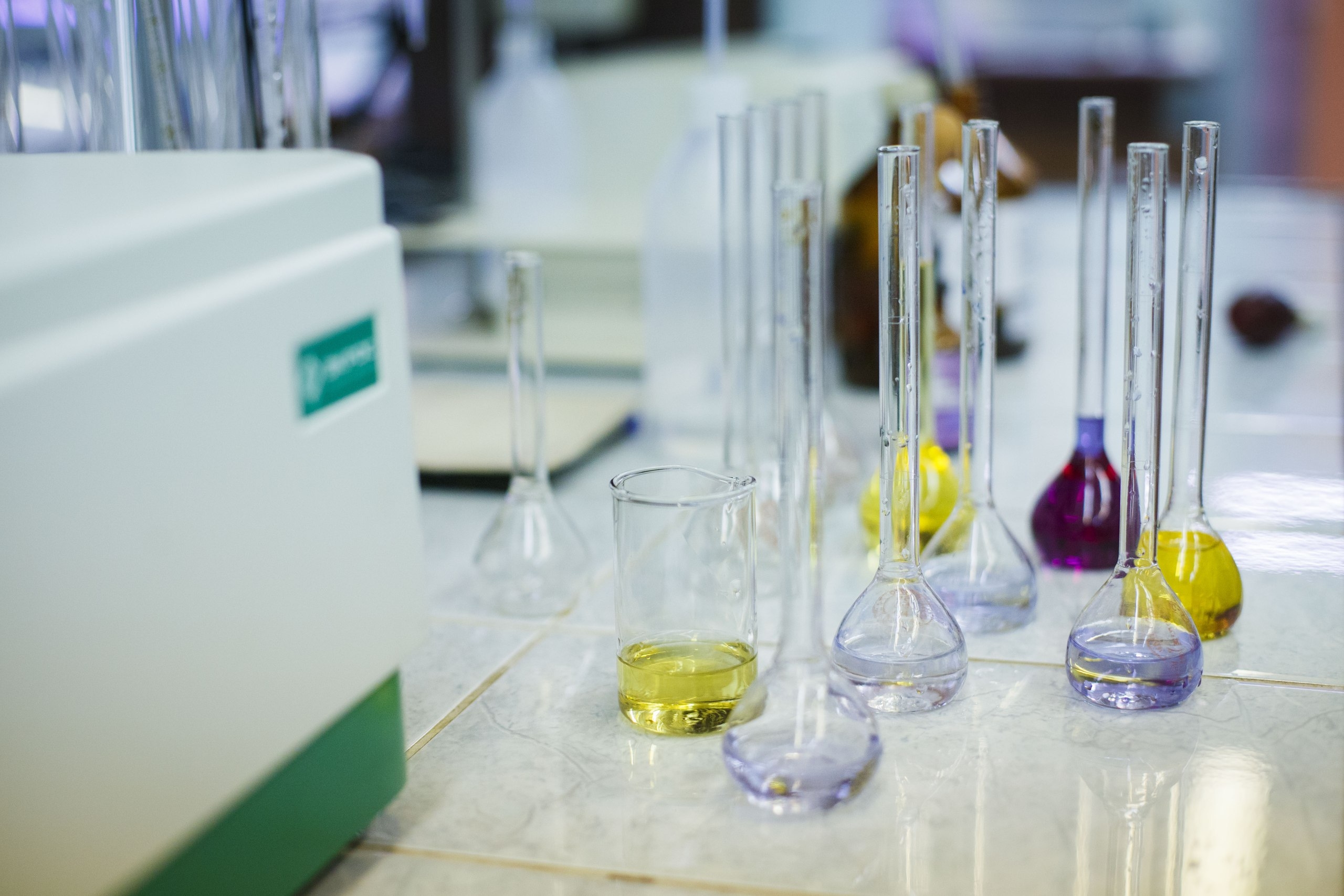 Колбы стоят на столе