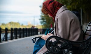 Девушка на скамейке