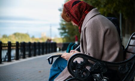 Девушка на скамейке