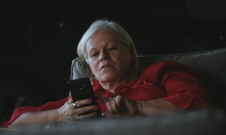 Женщина с телефоном