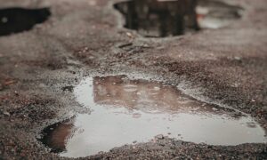 лужа на асфальте