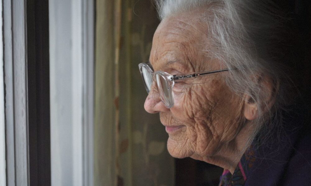 Бабушка смотрит в окно