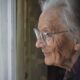 Бабушка смотрит в окно