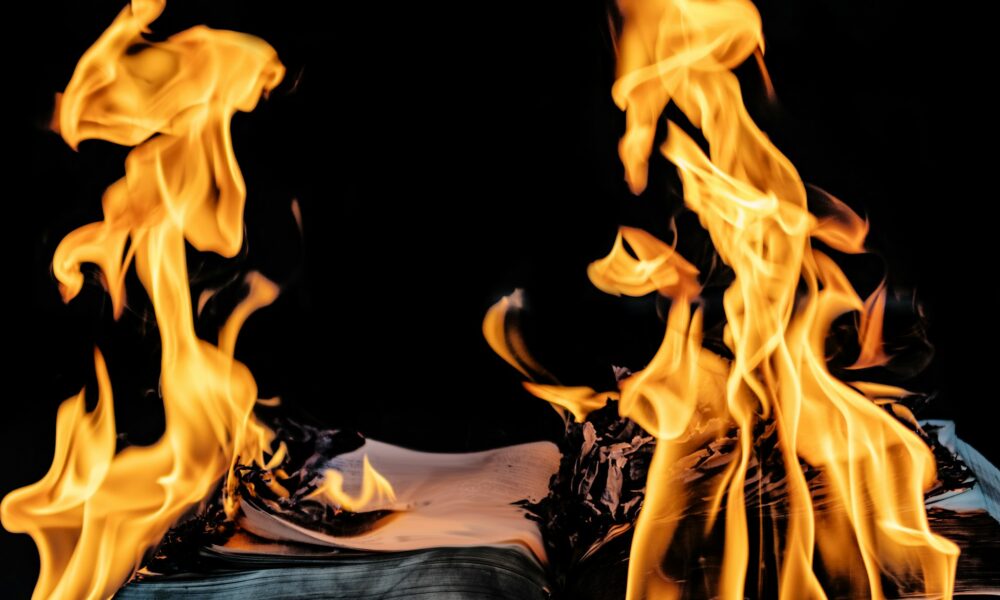 Книга горит