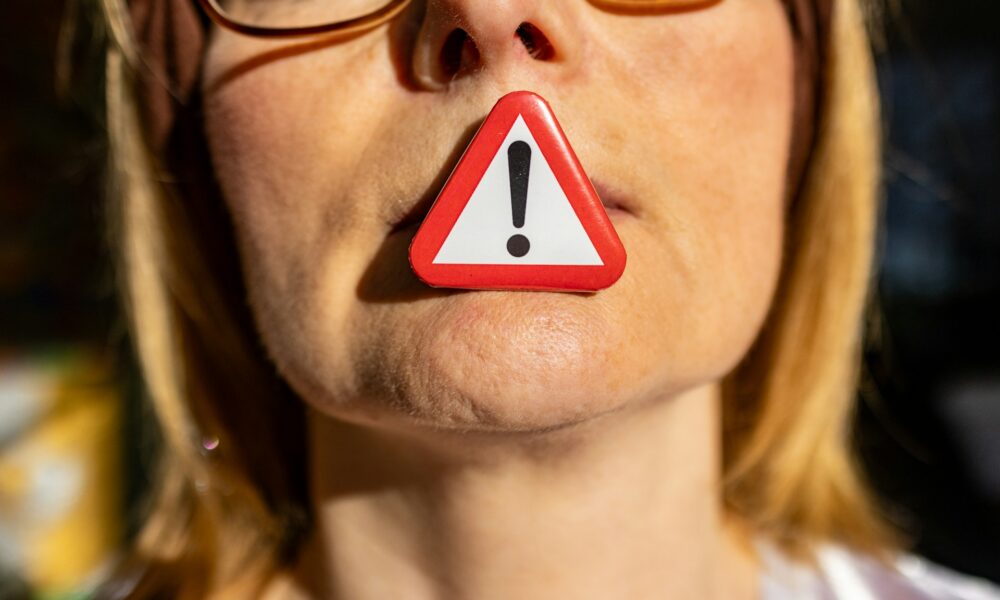 Девушка хранит молчание