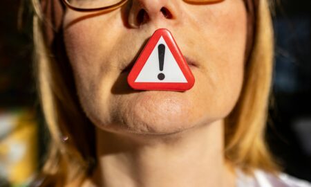 Девушка хранит молчание