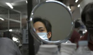 Мужчина смотрит в зеркало