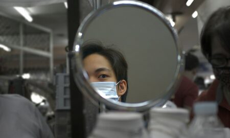 Мужчина смотрит в зеркало