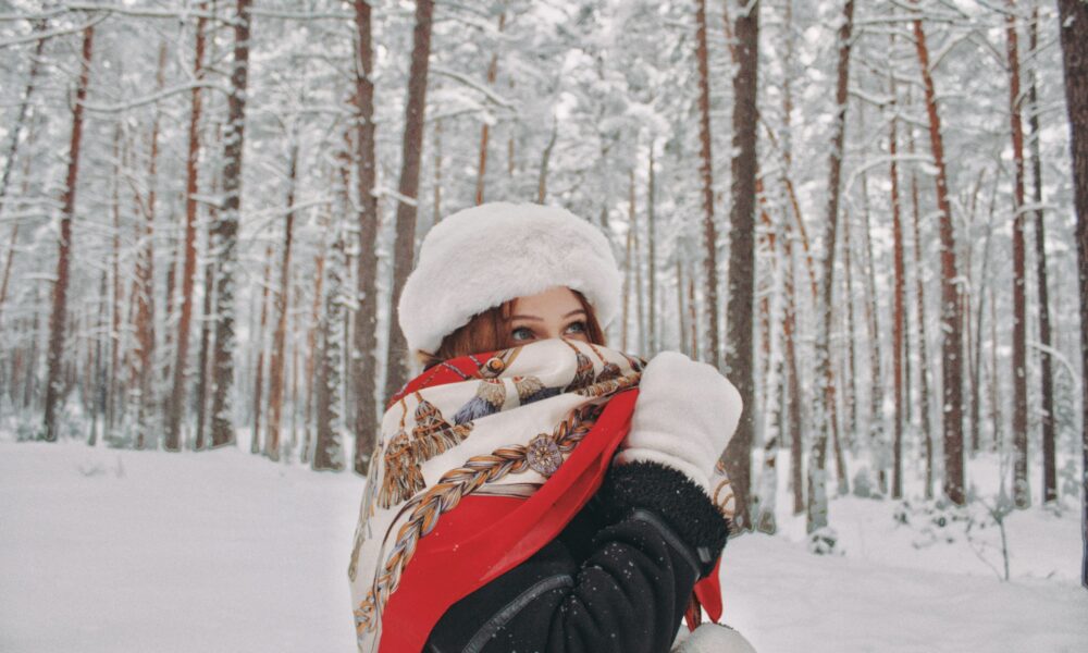 Девушка в зимнем лесу