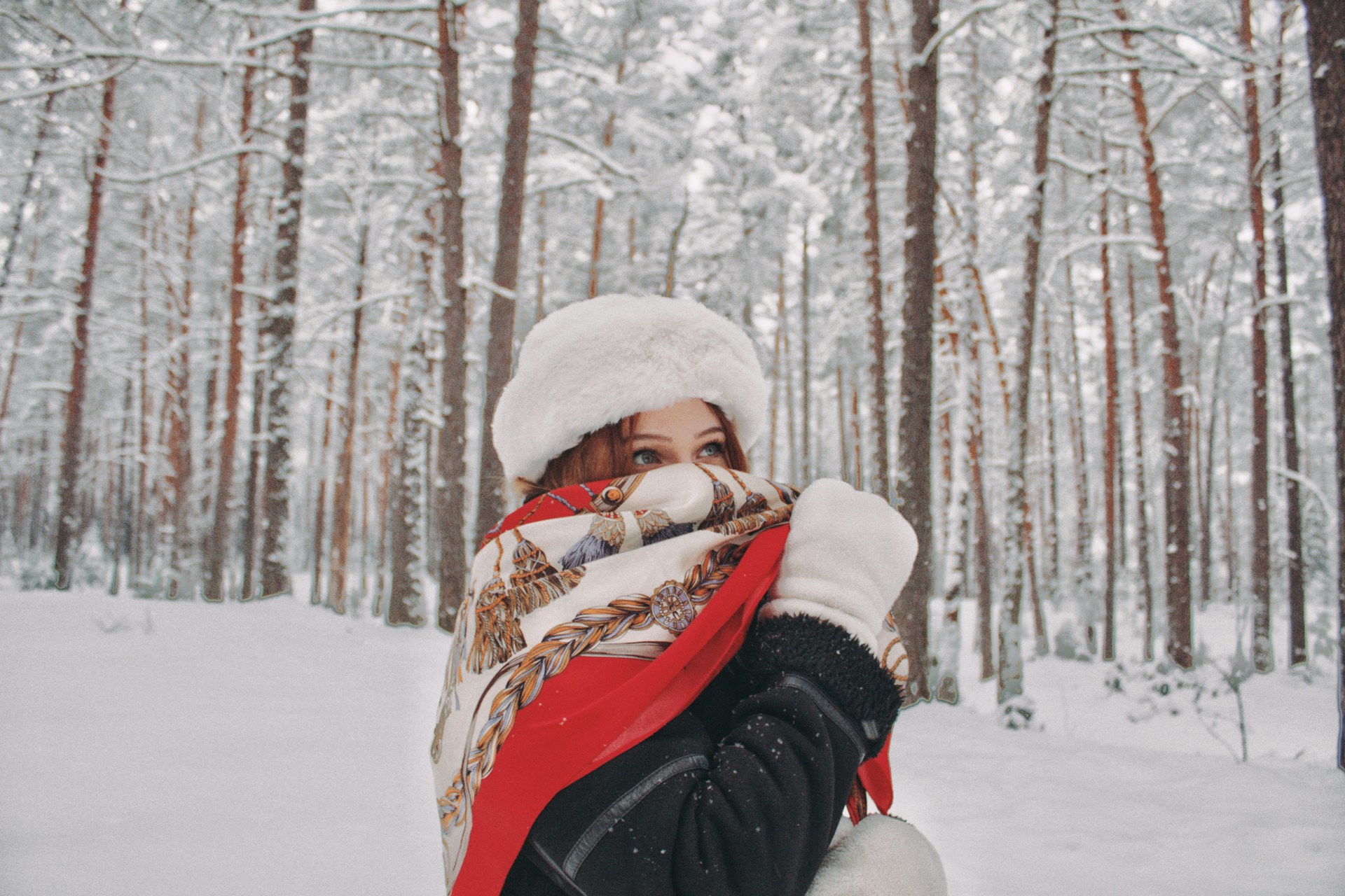 Девушка в зимнем лесу