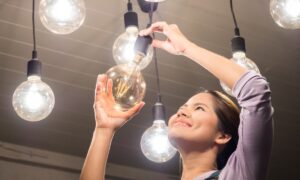 Девушка протирает лампы