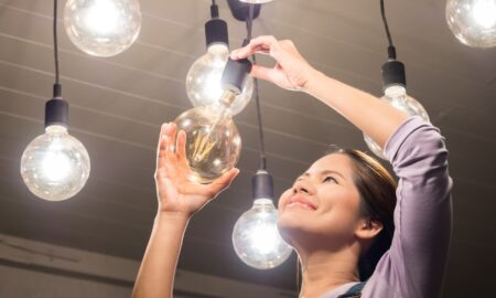 Девушка протирает лампы