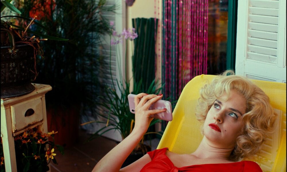 Девушка лежит на балконе