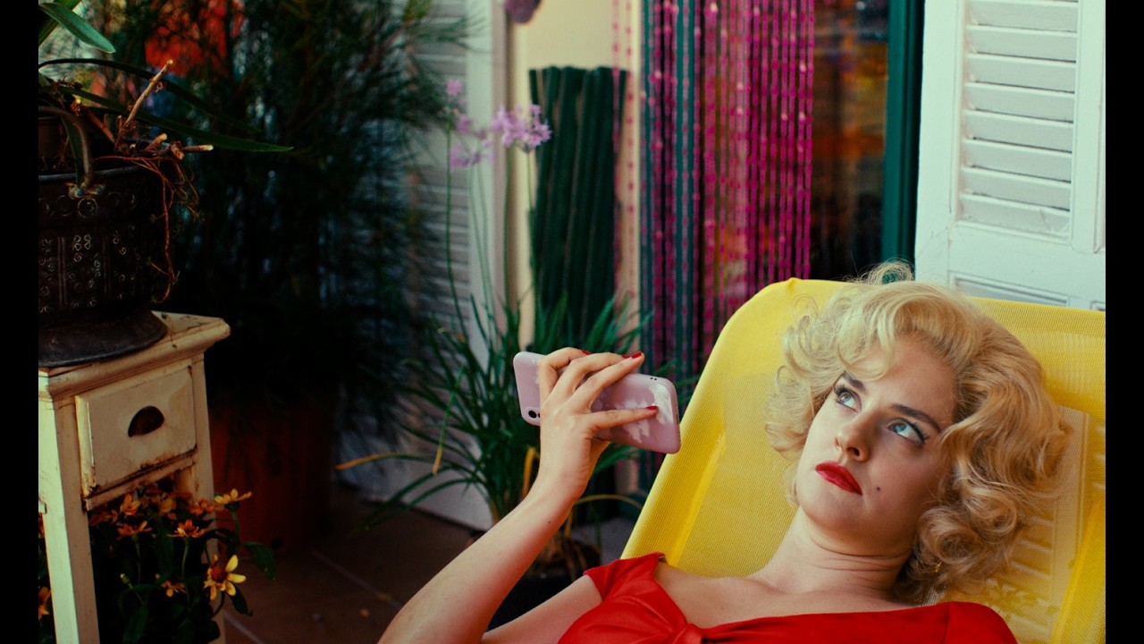 Девушка лежит на балконе