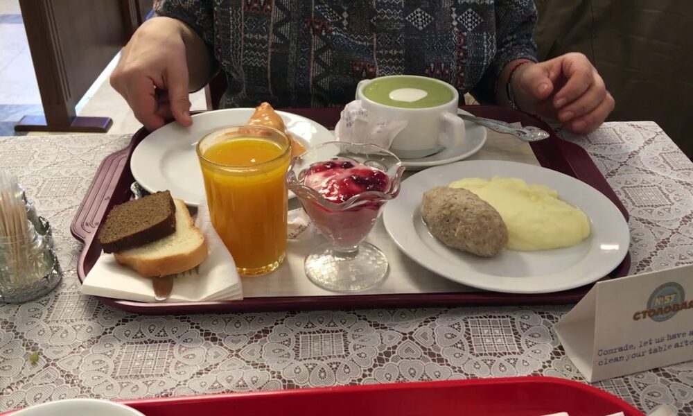 Еда на подносе