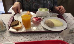 Еда на подносе