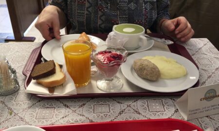 Еда на подносе