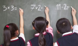 Дети у доски