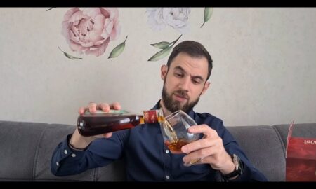 Мужчина пьет коньяк