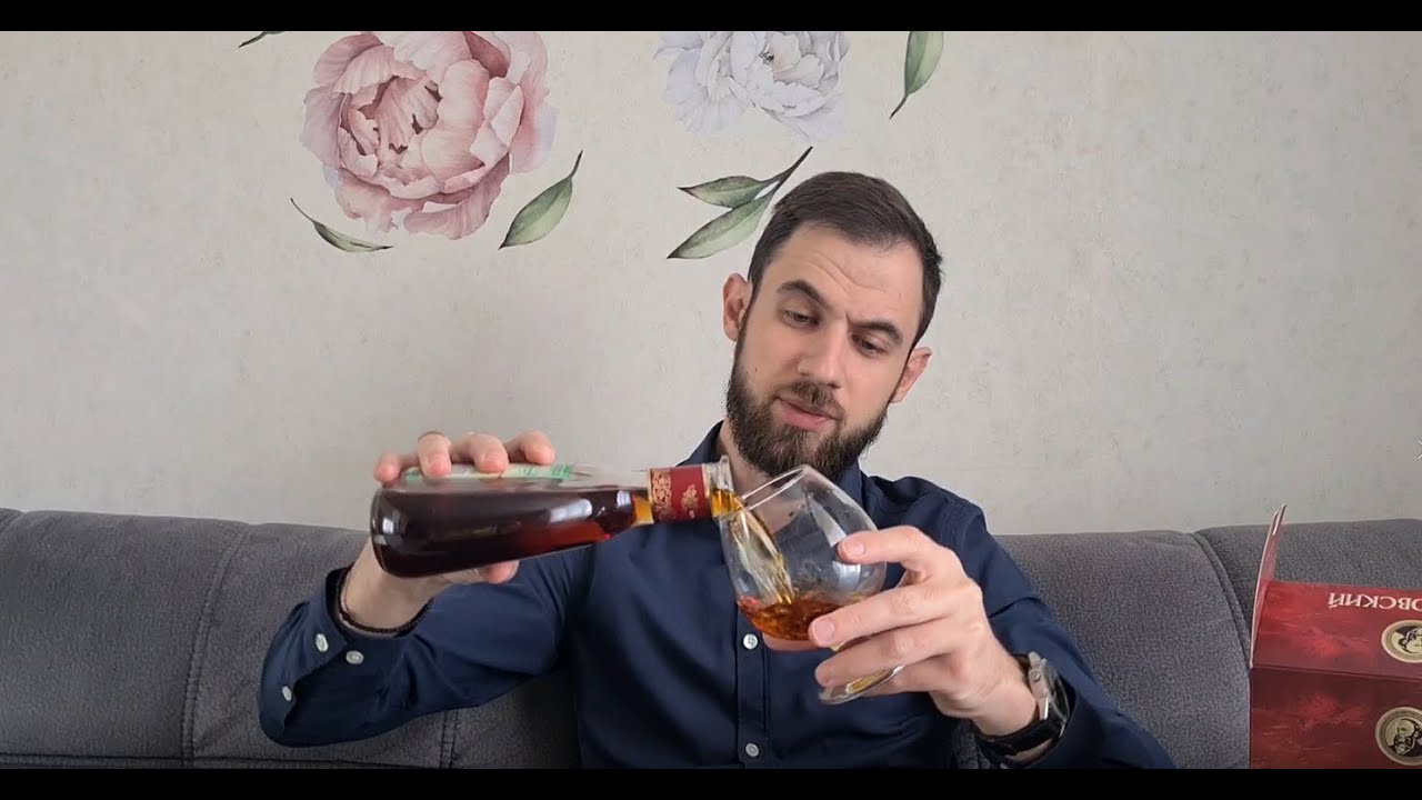 Мужчина пьет коньяк