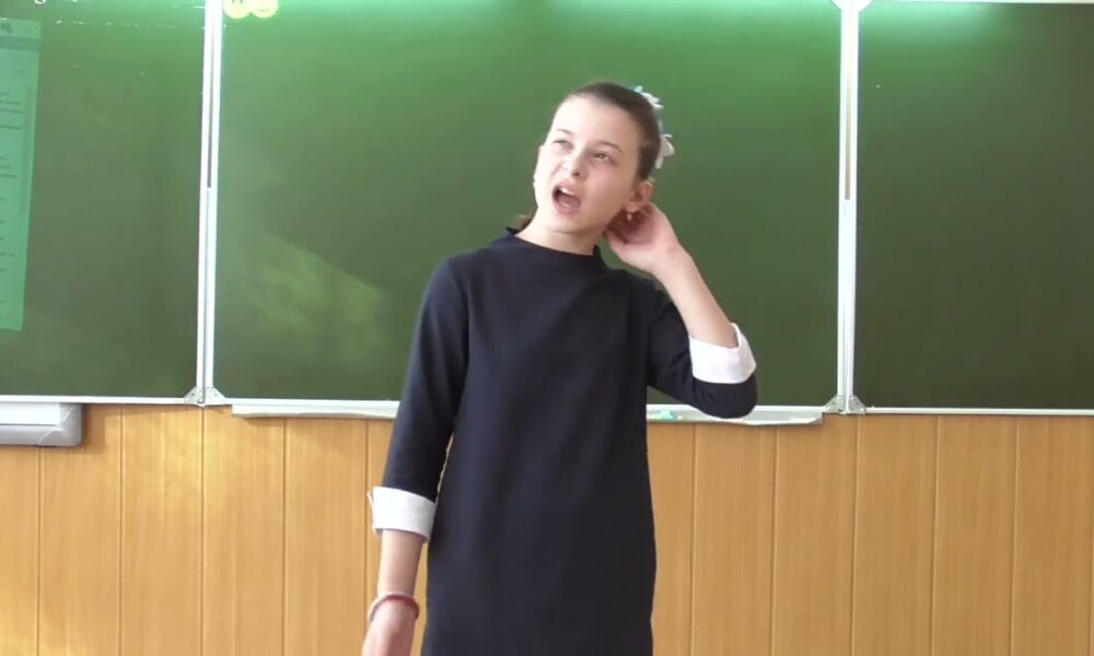 Девочка у доски стоит