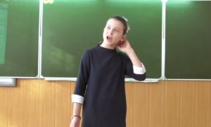 Девочка у доски стоит