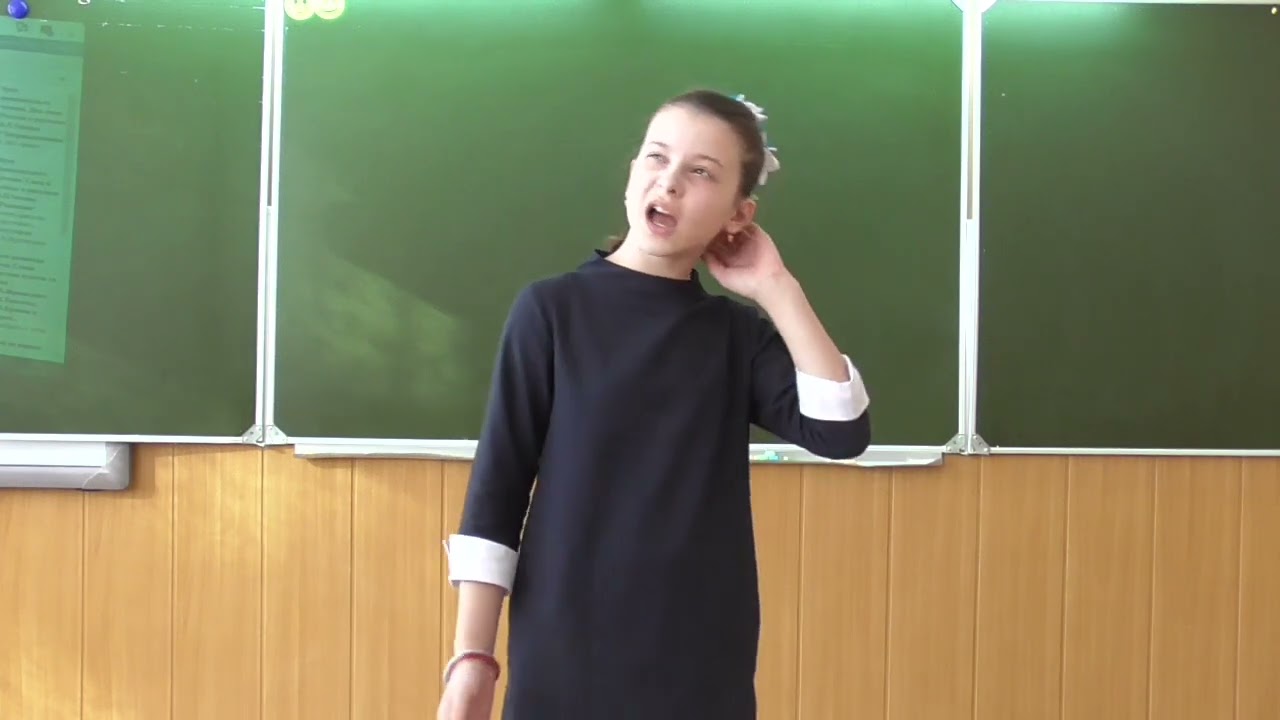 Девочка у доски стоит