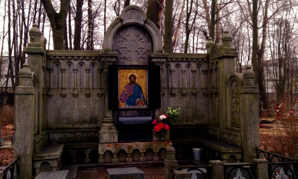 Могила на кладбише