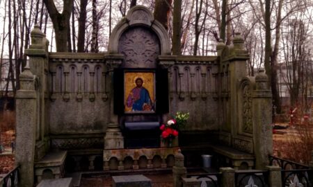 Могила на кладбише