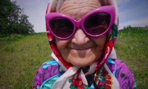 Бабушка в модных очках