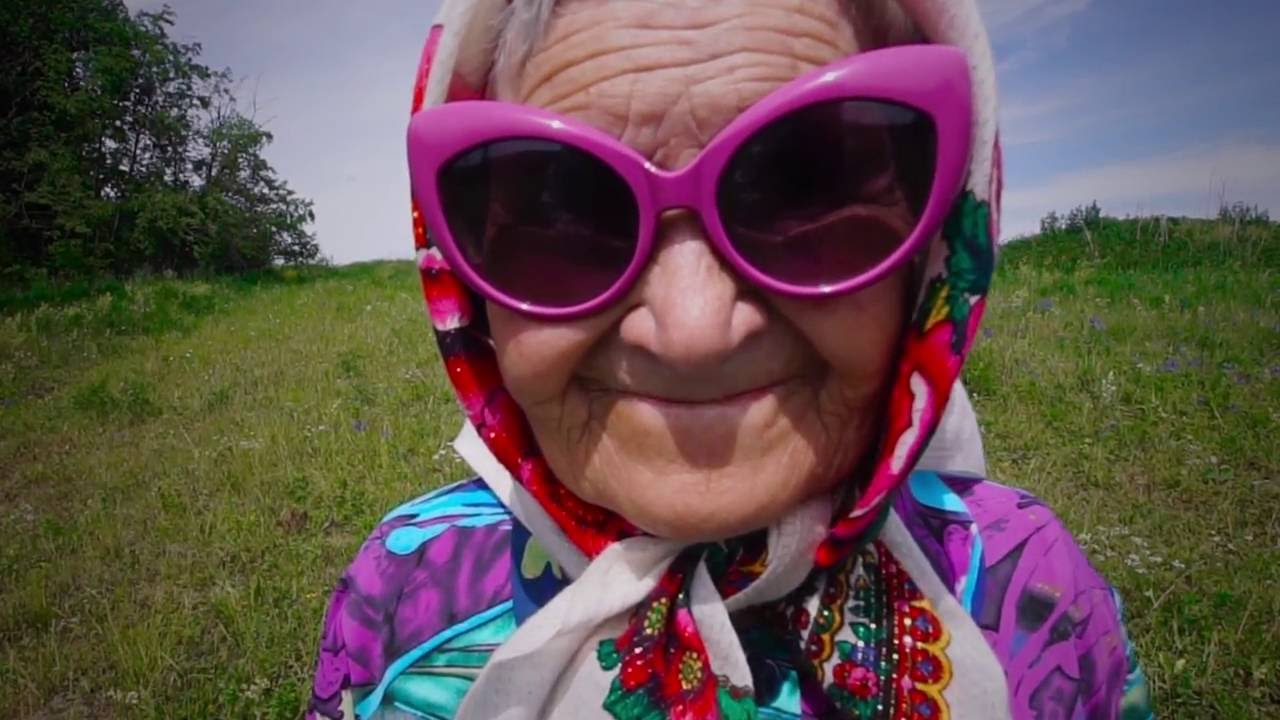 Бабушка в модных очках