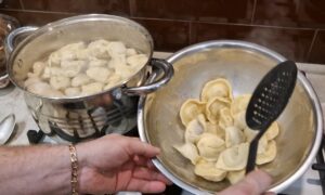 Готовит пельмени