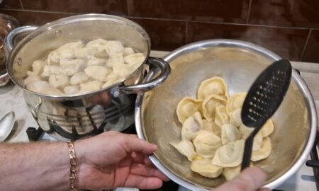 Готовит пельмени