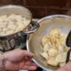Готовит пельмени