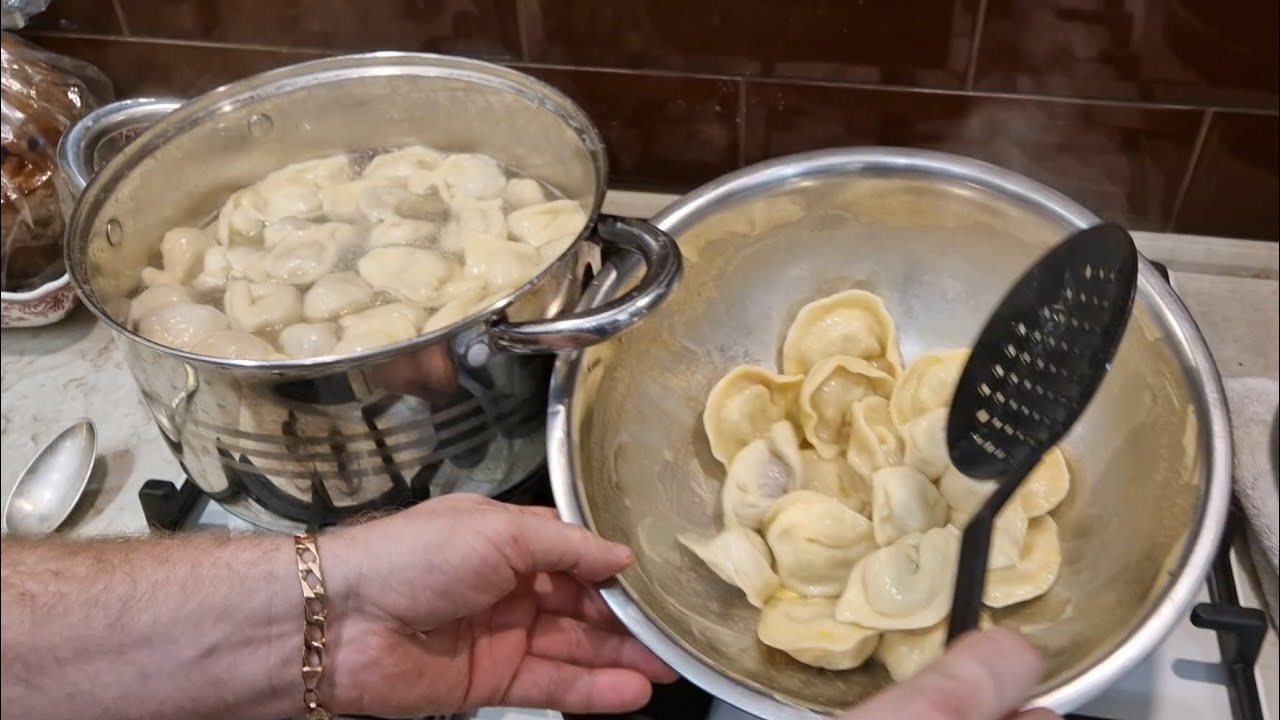 Готовит пельмени