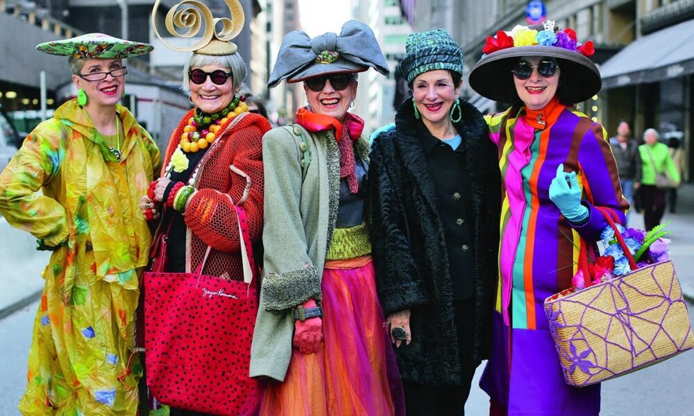 Бабушки в яркой одежде