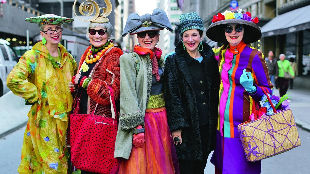 Бабушки в яркой одежде