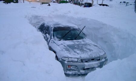 Машина в сугробе